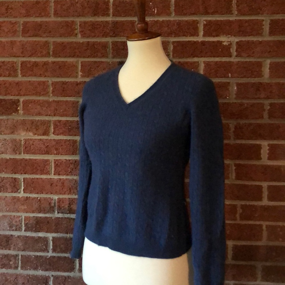 Tweeds 2-ply cashmere cable v-neck sweater